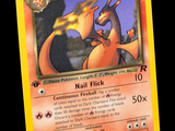 une carte Pokémon sur laquelle figure l'image d'un Charizard noir