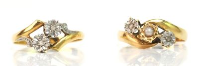 paire de boucles d'oreilles en or et diamants sur fond blanc, avec reflet