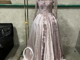 un mannequin en robe, posé sur un socle dans une pièce