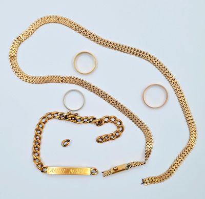 un bracelet en chaîne d'or, une bague et un ensemble de bagues posés sur un fond blanc