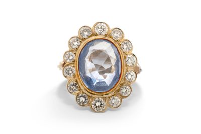 une bague ovale en saphir et diamants, signée Van Cleef