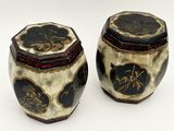 une paire de vases noirs et blancs ornés de motifs