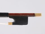 gros plan d'un archet de violon sur fond blanc