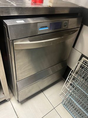 un lave-vaisselle et un lave-vaisselle dans une cuisine