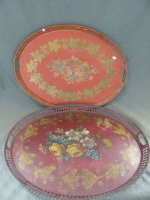 deux plateaux sur lesquels sont disposées des fleurs