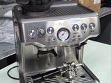 une machine à café posée sur un comptoir