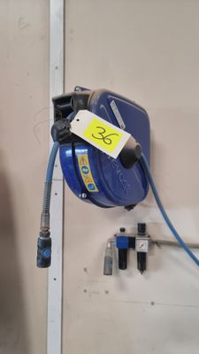un tuyau bleu fixé au mur, sur lequel est apposée une étiquette jaune