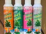 quatre flacons de brume rafraîchissante aux senteurs tropicales posés sur une table