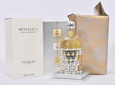 un flacon de parfum Metallica à côté d'une boîte