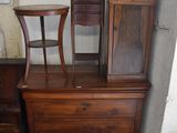 une commode et une chaise dans un coin de la pièce