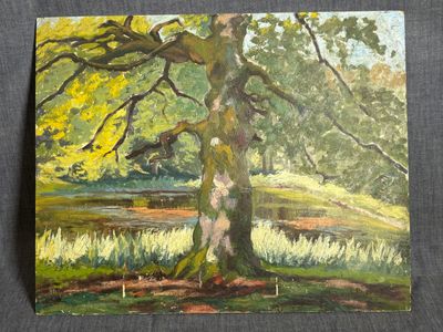 une peinture à l'huile représentant un grand arbre dans un champ herbeux