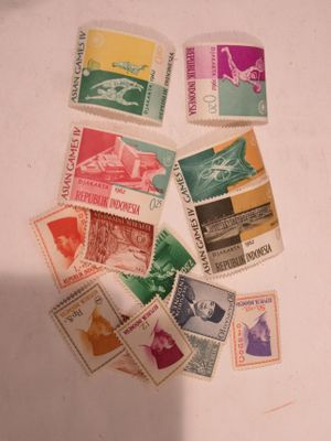 un grand nombre de timbres qui sont sur la table