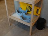 une table à langer dans un coin de la salle de bains