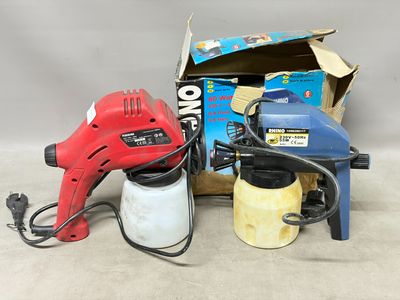 une boîte à outils posée par terre à côté d'un sèche-cheveux