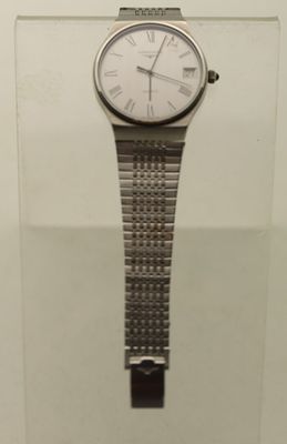 une montre exposée dans une vitrine