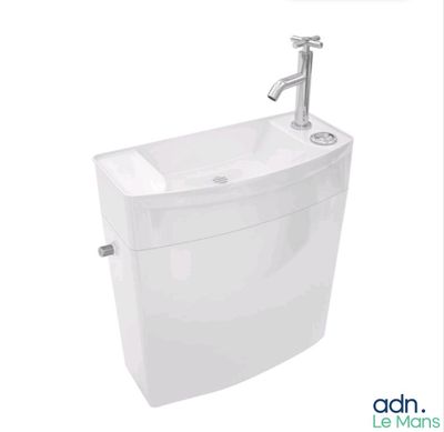 le lavabo de la salle de bains est blanc et est équipé d'un robinet chromé sur le côté