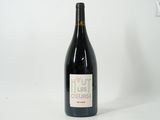 une bouteille de vin posée sur une table