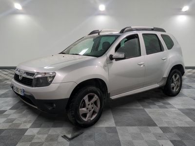 une photo d'une dacia blanche garée dans un garage