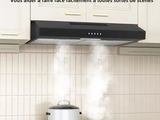 une cuisinière sur laquelle est posée une casserole d'où s'échappe de la vapeur