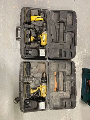 trois outils différents dans une mallette posée par terre