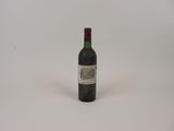 une bouteille de vin posée sur une table