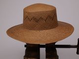 un chapeau posé sur une pince