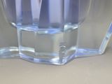 un gros plan d'un verre d'eau posé sur une table