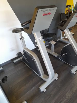 deux vélos d'appartement dans une salle de sport