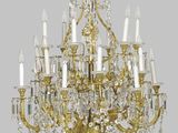 l'image d'un lustre auquel sont suspendues de nombreuses lumières