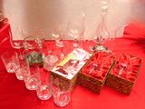 une table rouge sur laquelle sont posés plusieurs verres à vin