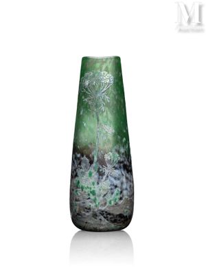 un vase vert orné d'un arbre sur fond blanc