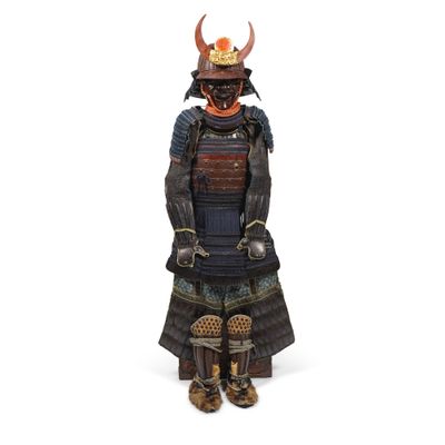 statue d'un samouraï en armure complète, avec un casque et un sabre