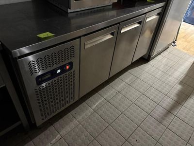 un plan de travail en inox sur lequel est posé un micro-ondes