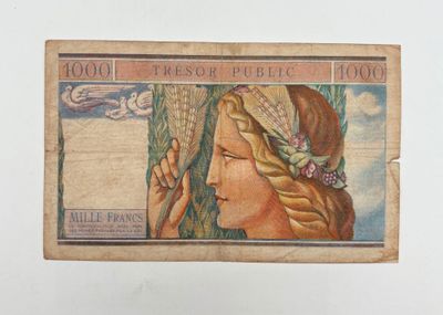un vieux papier sur lequel figure la photo d'une femme