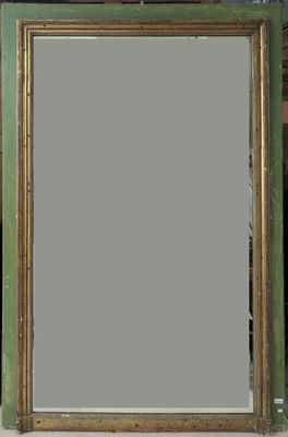 une photo d'un miroir posé sur une table