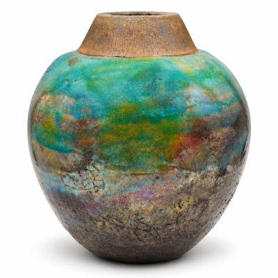 un vase posé sur une surface blanche