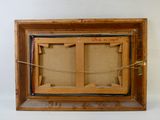 une photo d'une photo représentant une fenêtre dans un cadre en bois