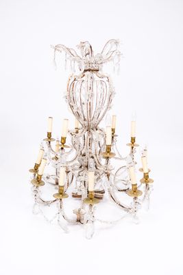 une image d'un lustre en verre et en laiton