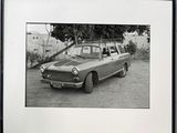 photographie en noir et blanc d'une voiture garée sur un chemin de terre