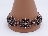 bracelet en argent et pierres marron monté sur un cône marron