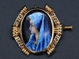 une photo d'une photo représentant une femme en robe bleue