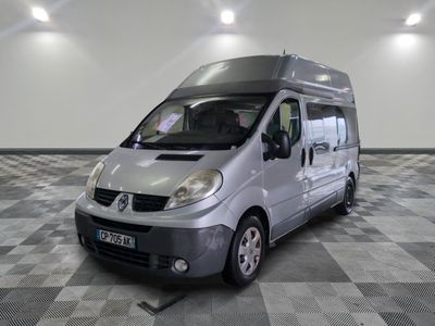 une camionnette argentée garée sur un sol en damier