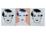 Trois tableaux représentant le visage d'une femme sont exposés sur un fond blanc.