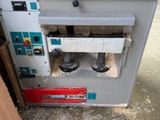 l'image d'une machine installée dans un garage