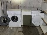 un lave-linge et un sèche-linge dans une petite pièce