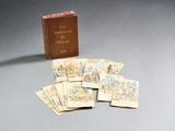 une boîte de cartes et un livre posés sur une table