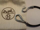 un sac sur lequel sont représentés un ruban et une paire de ciseaux