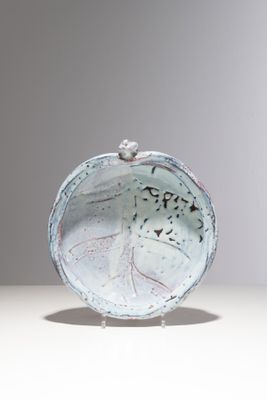 une assiette blanche sur laquelle est représenté un oiseau, posée sur une table