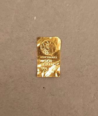 un morceau de feuille d'or posé par terre près d'un mur