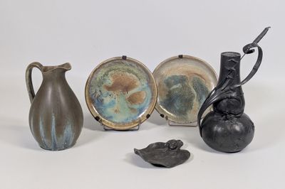 quatre types différents de vases et d'assiettes sur la table
